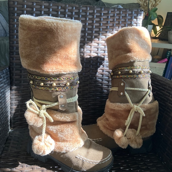 Mid-calf height for cozy coverage Soft plush faux fur lining Easy slip-on style - Picture 2 of 5